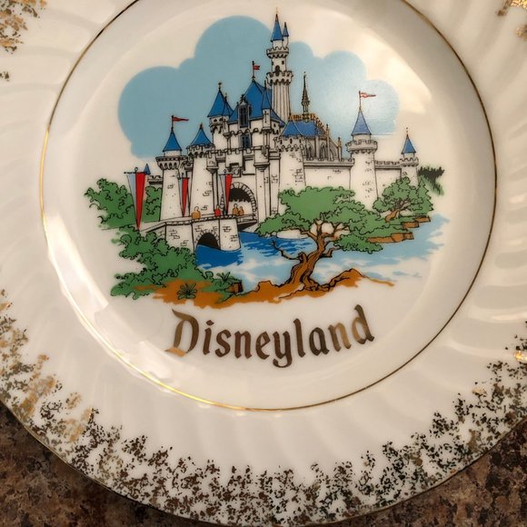 Vintage Disneyland sleeping beauty Castle souvenir plate gold rim made in Japan - Picture 3 of 4